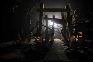 Yaratıcı sanat dekorasyonu. Gece soyut Japon tarzı ahşap tünel. Fantezi ormanında gece sahnesi. Seçici odak