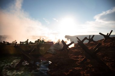 2. Dünya Savaşı canlandırması (D-Day). Oyuncak askerler, çıkarma gemileri ve kirpilerle yaratıcı dekorasyon. 6 Haziran 1944 'te Normandiya' ya inen savaş sahnesi. Seçici odak