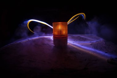 Fabrikada acil durum ışığı, uyarı ışığı, beton duvarda turuncu siren. Dönen siren.