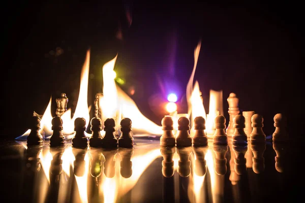 Sakktáblán Lévő Sakkfigurák Egy Égő Tűz Hátterében Szelektív Fókusz — Stock Fotó