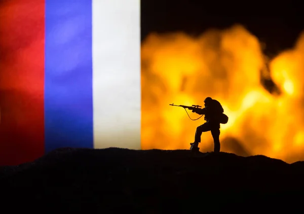 Ryssland Flagga Brinnande Mörk Bakgrund Begreppet Kris Krig Och Politiska — Stockfoto