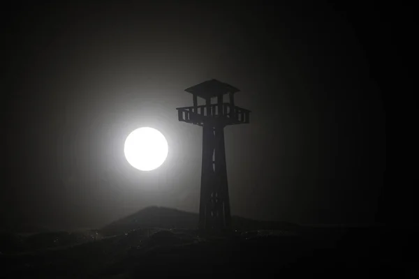 Yaratıcı Sanat Dekorasyonu Savaş Konsepti Geceleri Ordu Gözetleme Kulesinin Silueti — Stok fotoğraf