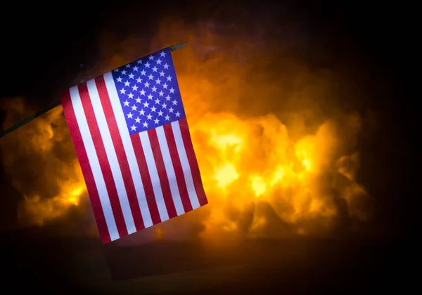 Bandera Pequeña Sobre Fondo Oscuro Ardiente Concepto Crisis Guerra Conflictos — Foto de Stock