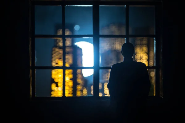 Silueta Hombre Frente Una Ventana Con Vistas Una Ciudad Iluminada — Foto de Stock