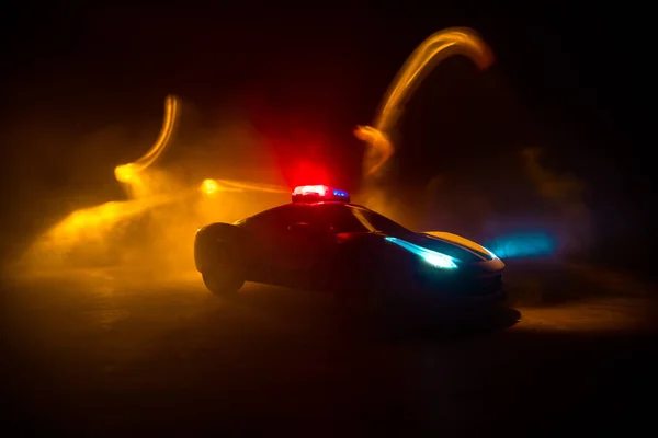 Auto Della Polizia Caccia Una Macchina Notte Con Sfondo Nebbia — Foto Stock