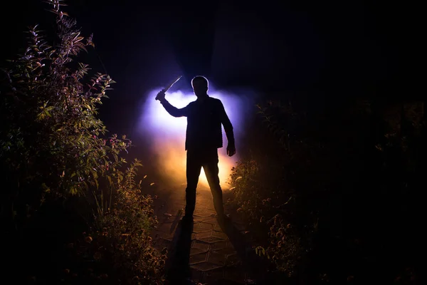 Silhouet Van Moordenaar Met Mes Het Donkere Bos Met Licht — Stockfoto