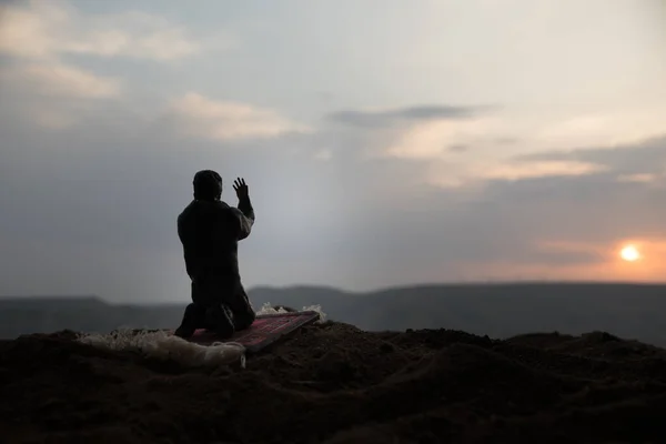 Silhuett Muslimsk Bön Vid Solnedgången Ramadan Kareem Bakgrund Ber Till — Stockfoto