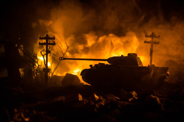 Концепция войны. Военные силуэты боевой сцены на фоне тумана на фоне неба войны, силуэт солдат мировой войны под облачным горизонтом ночью. Сцена боя бронированной машины. Селективный фокус