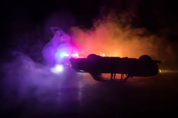 Coche Policía Persiguiendo Coche Por Noche Con Niebla Fondo 911 —  Fotos de Stock