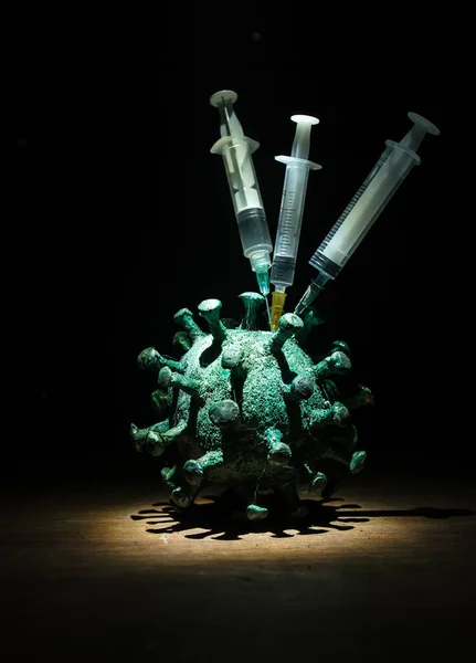 Concepto Vacuna Contra Virus Corona Con Jeringa Miniatura Verde Novedosa — Foto de Stock