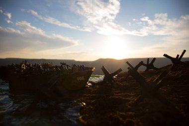 2. Dünya Savaşı canlandırması (D-Day). Oyuncak askerler, çıkarma gemileri ve kirpilerle yaratıcı dekorasyon. 6 Haziran 1944 'te Normandiya' ya inen savaş sahnesi. Seçici odak