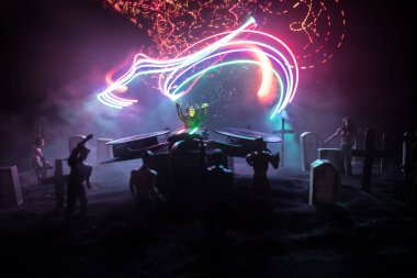 Mutlu Cadılar Bayramı korku partisi kavramı. Dj ve kulüp ışıkları ile mezarlıkta dans zombi korkunç görünümü. Yaratıcı sanat dekorasyonu. Bir parti posteri veya tebrik kartı olarak yararlıdır. Seçici odaklama