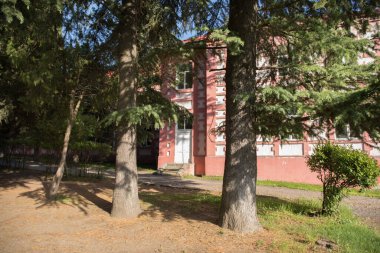 Bahçeli Zagatala 'da bir okul. Yaz mevsiminde Azerbaycan köyü. Zaqatala Bölgesi