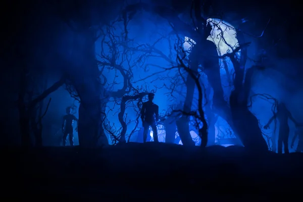 嗜血僵尸攻击的概念 夜晚在死亡的森林里散步的可怕僵尸的轮廓 创意餐桌装饰 有选择的重点 — 图库照片