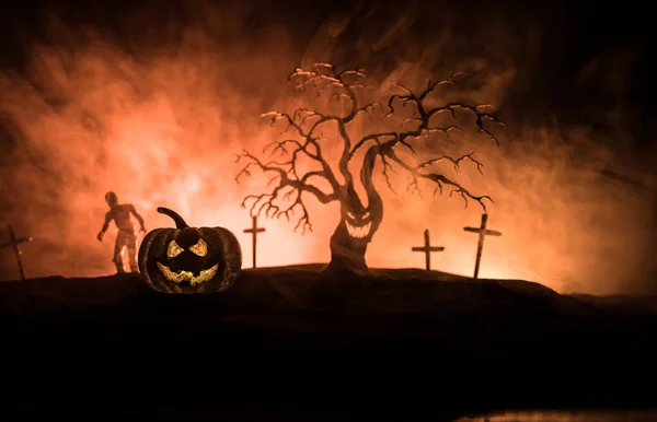 Zombi Mezarlığı Ölü Ağaçlar Kilise Ürkütücü Bulutlu Gökyüzü Sis Korku — Stok fotoğraf
