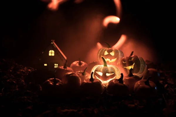 Halloween Jack Lantern Höstlöv Skrämmande Halloween Pumpa Tittar Genom Röken — Stockfoto