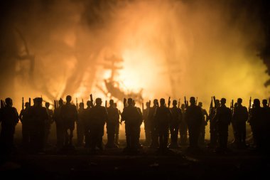 Savaş Konsepti. Askeri siluetler savaş sisli gökyüzü arka planında savaş sahnesi, Dünya Savaşı Askerleri Silueti Bulutlu Gökyüzünün Altında Gece. Rütbeli Alman askerleri. Seçici odak