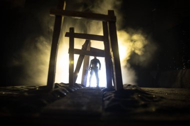 Yaratıcı sanat dekorasyonu. Gece soyut Japon tarzı ahşap tünel. Fantezi ormanında gece sahnesi. Seçici odak