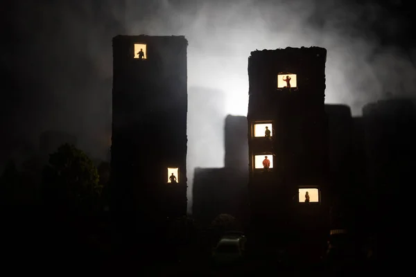 Conceito Solidão Forma Uma Silhueta Mulher Homem Uma Janela Cidade — Fotografia de Stock