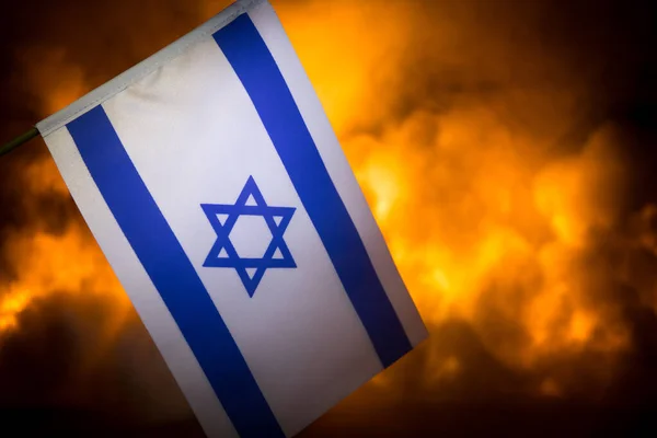 Bandera Pequeña Israel Sobre Fondo Oscuro Ardiente Concepto Crisis Guerra —  Fotos de Stock