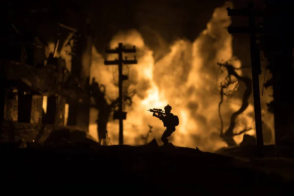 Conceito Guerra Silhuetas Militares Lutando Cena Fundo Céu Nevoeiro Guerra — Fotografia de Stock