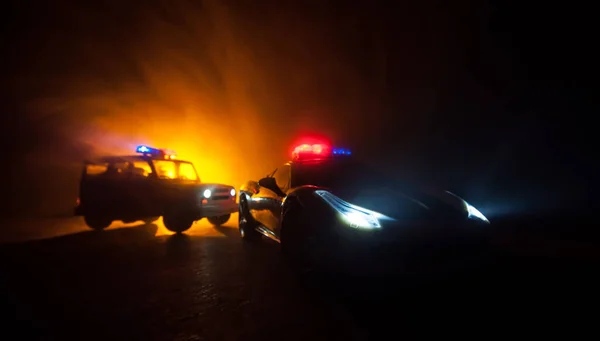 Auto Della Polizia Caccia Una Macchina Notte Con Sfondo Nebbia — Foto Stock