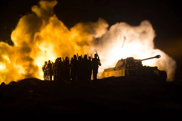 战争概念 军事轮廓在战争的雾天背景下的战斗场景 第二次世界大战的士兵轮廓在乌云的天空下的夜晚 装甲车辆的战场 有选择的重点 — 图库照片