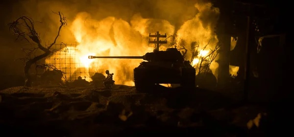 战争概念 军事轮廓在战争的雾天背景下的战斗场景 第二次世界大战的士兵轮廓在乌云的天空下的夜晚 装甲车辆的战场 有选择的重点 — 图库照片