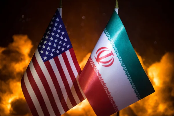 Сша Іран Невеликі Прапори Темному Тлі Концепція Кризи Війни Політичних — стокове фото