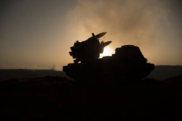 Savaş Konsepti Gün Batımında Kasvetli Gökyüzüne Roket Atarlı Savaş Sahnesi — Stok fotoğraf