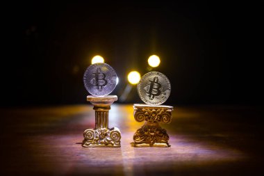 Koyu arka planda Altın Bitcoin. Yeni sanal para. Şifreli para birimi. Yaratıcı sanat dekorasyonu. Seçici odak