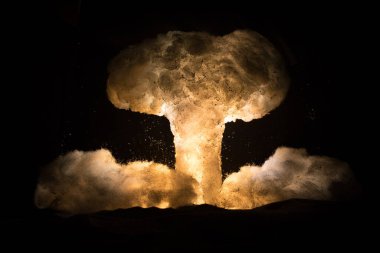 Nükleer savaş konsepti. Nükleer bomba patlaması. Karanlıkta yaratıcı sanat dekorasyonu. Seçici odak