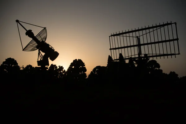 Antena Radar Espacial Pôr Sol Silhuetas Antenas Parabólicas Rádio Contra — Fotografia de Stock