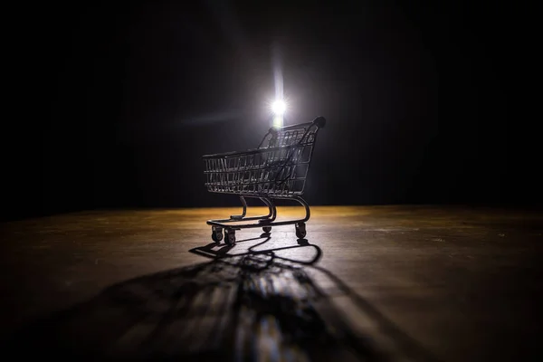 Karanlık Sisli Arka Planda Fotokopi Alanı Olan Boş Bir Alışveriş — Stok fotoğraf