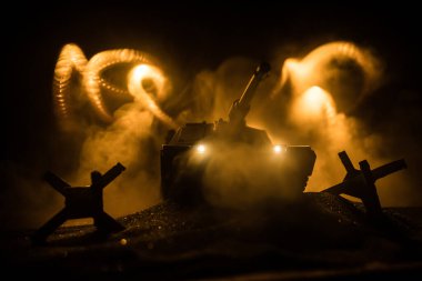 Savaş Konsepti. Zırhlı araç siluet savaş sahnesi sisli gökyüzü arka planında gece. Amerikan tankı savaşmaya hazır. Yaratıcı dekorasyon