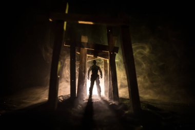 Yaratıcı sanat dekorasyonu. Gece soyut Japon tarzı ahşap tünel. Fantezi ormanında gece sahnesi. Seçici odak