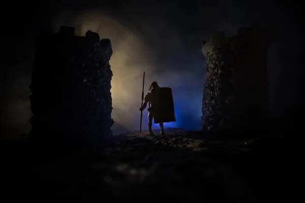 Ortaçağ Savaş Sahnesi Şekillerin Siluetleri Ayrı Nesnelerdi Geceleri Savaşçılar Arasında — Stok fotoğraf