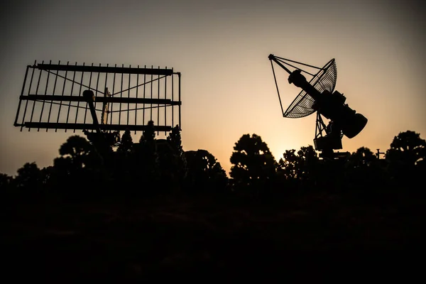 Antena Radar Espacial Pôr Sol Silhuetas Antenas Parabólicas Rádio Contra — Fotografia de Stock
