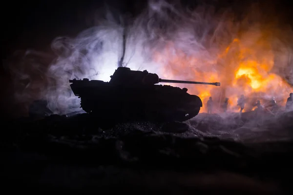 Conceito Guerra Silhuetas Militares Lutando Cena Fundo Céu Nevoeiro Guerra — Fotografia de Stock