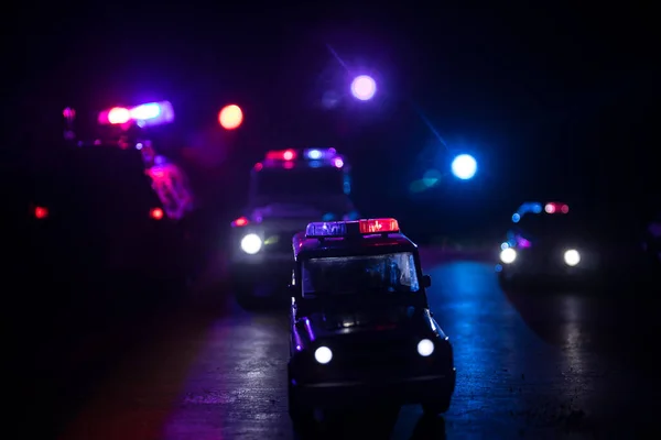 Geceleri Polis Arabaları Polis Arabası Sisli Bir Arabayı Gece Takip — Stok fotoğraf