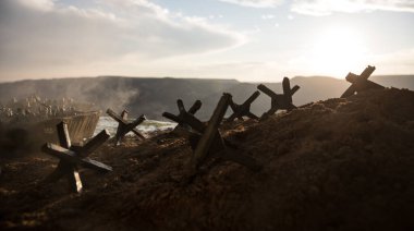 2. Dünya Savaşı canlandırması (D-Day). Oyuncak askerler, çıkarma gemileri ve kirpilerle yaratıcı dekorasyon. 6 Haziran 1944 'te Normandiya' ya inen savaş sahnesi. Seçici odak