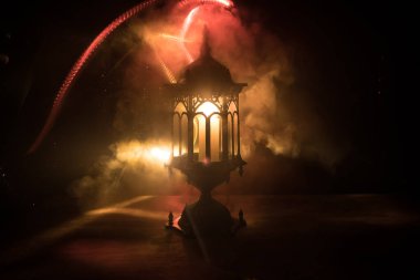 İslami bayram için gece mumlu Arap feneri. Müslüman kutsal Ramazan ayı. Bayram ve Mutlu Yıllar 'ın sonu. Boşluğu koyu arkaplanda kopyala.