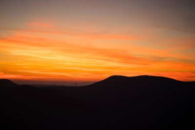 Dağ tepelerinde renkli günbatımı. Azerbaycan 'ın güzel manzarası.