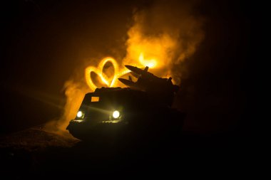 Savaş konsepti. Gece kasvetli gökyüzüne roket atarlı savaş sahnesi. Roket aracı bulutlu savaş arkaplanına saldırmaya hazır. Seçici odak