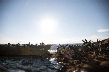 2. Dünya Savaşı canlandırması (D-Day). Oyuncak askerler, çıkarma gemileri ve kirpilerle yaratıcı dekorasyon. 6 Haziran 1944 'te Normandiya' ya inen savaş sahnesi. Seçici odak