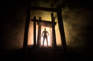 Yaratıcı sanat dekorasyonu. Gece soyut Japon tarzı ahşap tünel. Fantezi ormanında gece sahnesi. Seçici odak