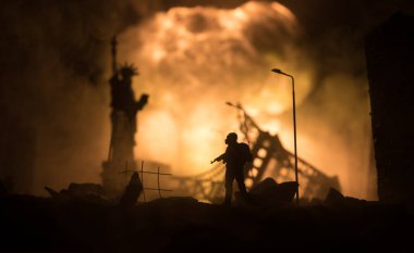 Nükleer savaş konsepti. Nükleer bomba patlaması. Bombalamadan sonra şehir merkezinin kıyamet manzarası. Gece sahnesi. Şehir savaş yüzünden yok oldu..