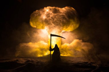 Nükleer savaş konsepti. Nükleer bomba patlaması. Karanlıkta yaratıcı sanat dekorasyonu. Atom patlamasının dev mantar bulutuna bakan Azrail 'in silueti. Seçici odak