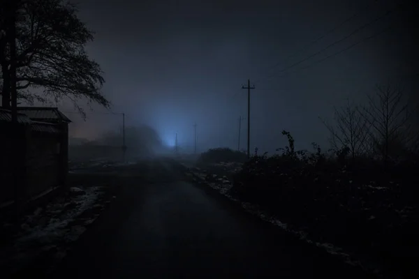 Ночная Улица Сельской Дороги Зданиями Заборами Покрытыми Туманными Лампами Таинственная — стоковое фото