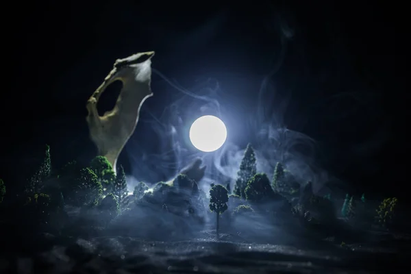 Absztrakt Szürreális Elképzelés Óriási Állati Csont Sötét Erdőben Holdfényben Éjszaka — Stock Fotó